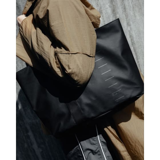 Db Essential Tote 16L