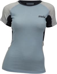 En multisport/fritid hybrid T-skjorte/Undertøy med topp funksjonsmaterialer og foreggjort detaljering.