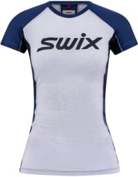 En multisport/fritid hybrid T-skjorte/Undertøy med topp funksjonsmaterialer og foreggjort detaljering.
