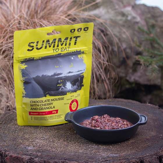 Sjokolademousse med kirsebær og granola