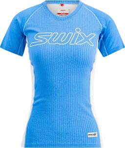 Med Swix RaceX Light Short Sleeve W får du en teknisk topp som kombinerer ytelse, komfort og bærekraft – perfekt for deg som trener med intensjon og stil.